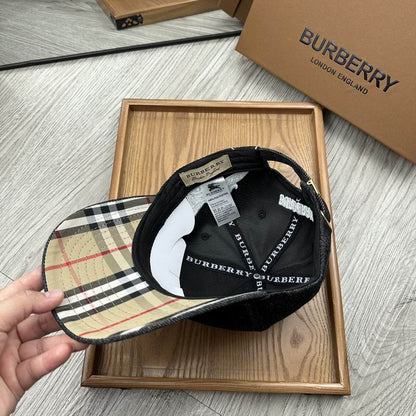 Burberry כובע שחור